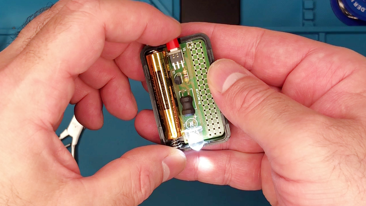 LuckScout 1.5V Flashlight Kit with a Personal Touch! LuckScout 1.5V Flashlight Kit with a Personal Touch!